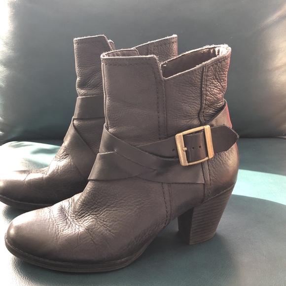 Clark’s 3” Heel Bootie With Straps & Buckle Size 9 - Picture 2 of 12
